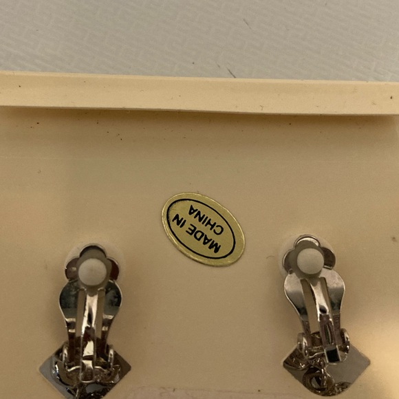 VINTAGE PEARL SILVERTONE CLIP-ON EARRINGS - Picture 3 of 3